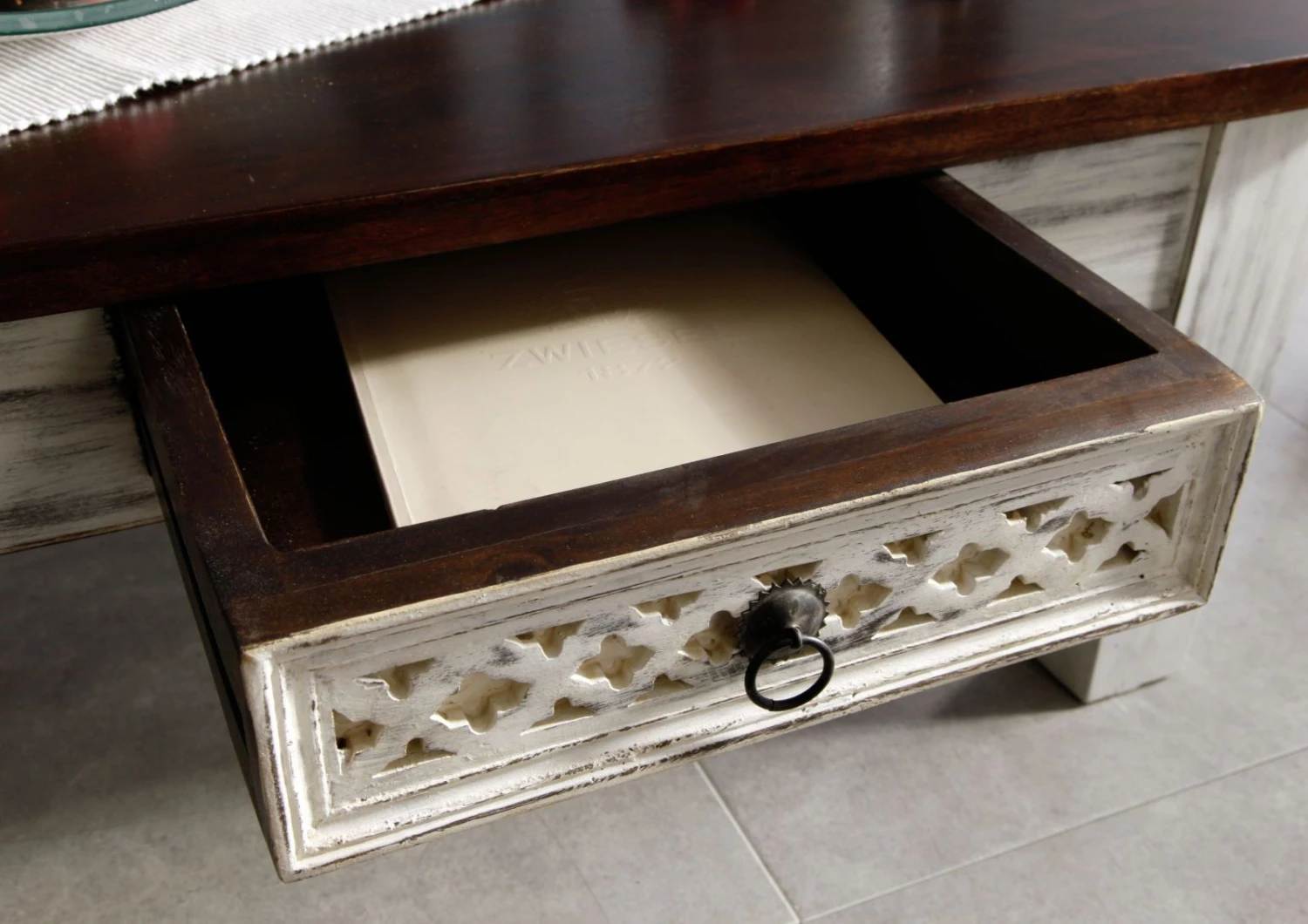 Table Basse 90x60 Manguier Ciré Blanc Antique CASTLE-ANTIK #247 4 Table Basse 90x60 Manguier Ciré Blanc Antique CASTLE-ANTIK #247 – Image 4