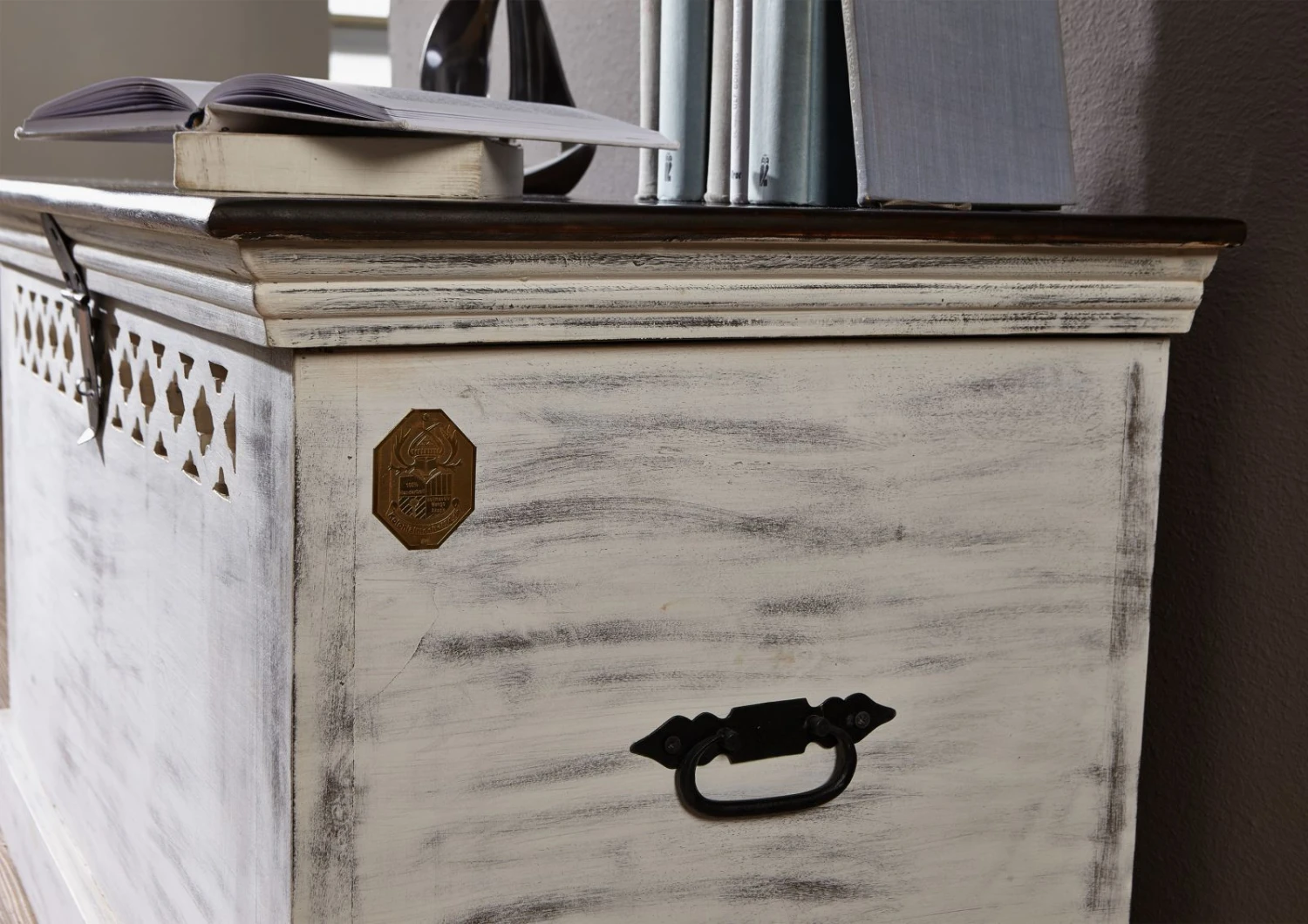 Coffre 90x50 Manguier Ciré Blanc Antique CASTLE-ANTIK #255 2 Coffre 90x50 Manguier Ciré Blanc Antique CASTLE-ANTIK #255 – Image 2