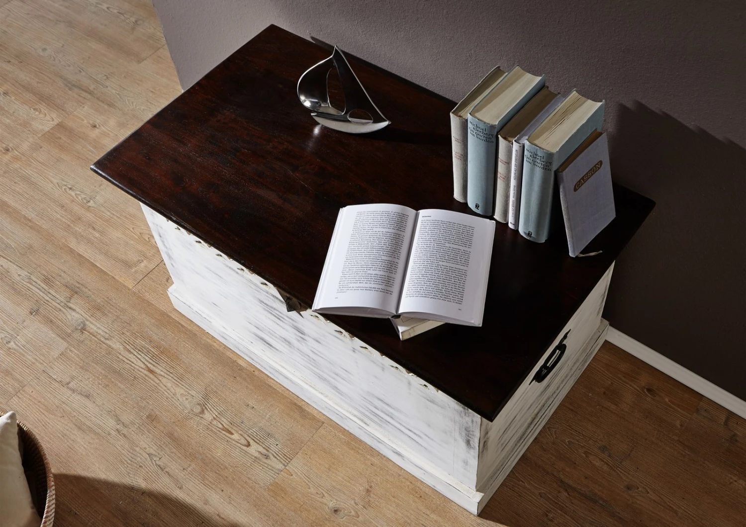 Coffre 90x50 Manguier Ciré Blanc Antique CASTLE-ANTIK #255 3 Coffre 90x50 Manguier Ciré Blanc Antique CASTLE-ANTIK #255 – Image 3