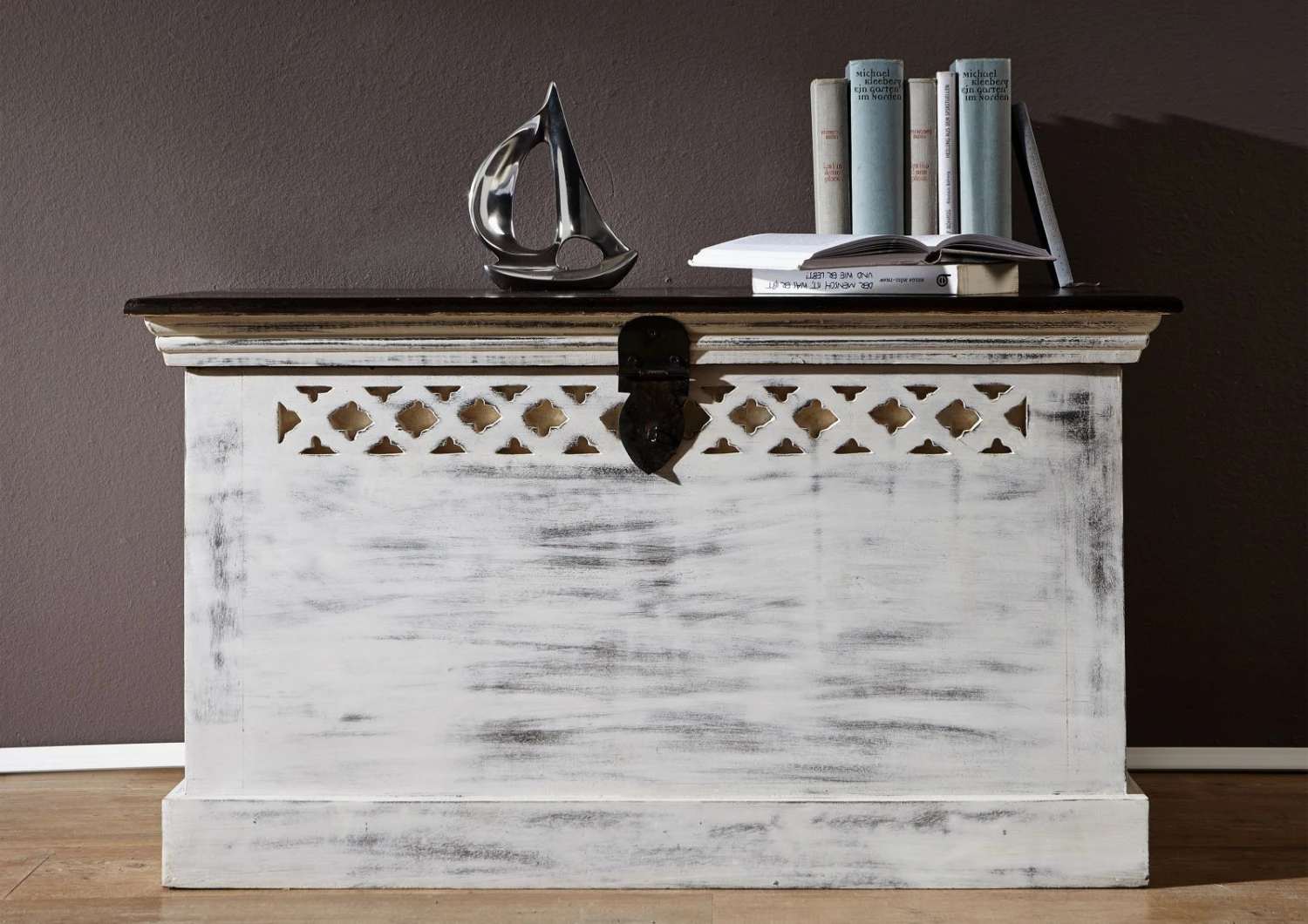 Coffre 90x50 Manguier Ciré Blanc Antique CASTLE-ANTIK #255 4 Coffre 90x50 Manguier Ciré Blanc Antique CASTLE-ANTIK #255 – Image 4