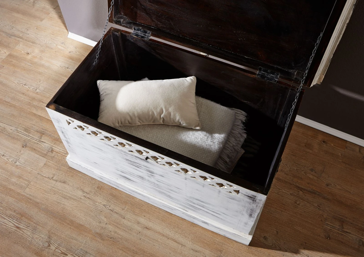 Coffre 90x50 Manguier Ciré Blanc Antique CASTLE-ANTIK #255 5 Coffre 90x50 Manguier Ciré Blanc Antique CASTLE-ANTIK #255 – Image 5