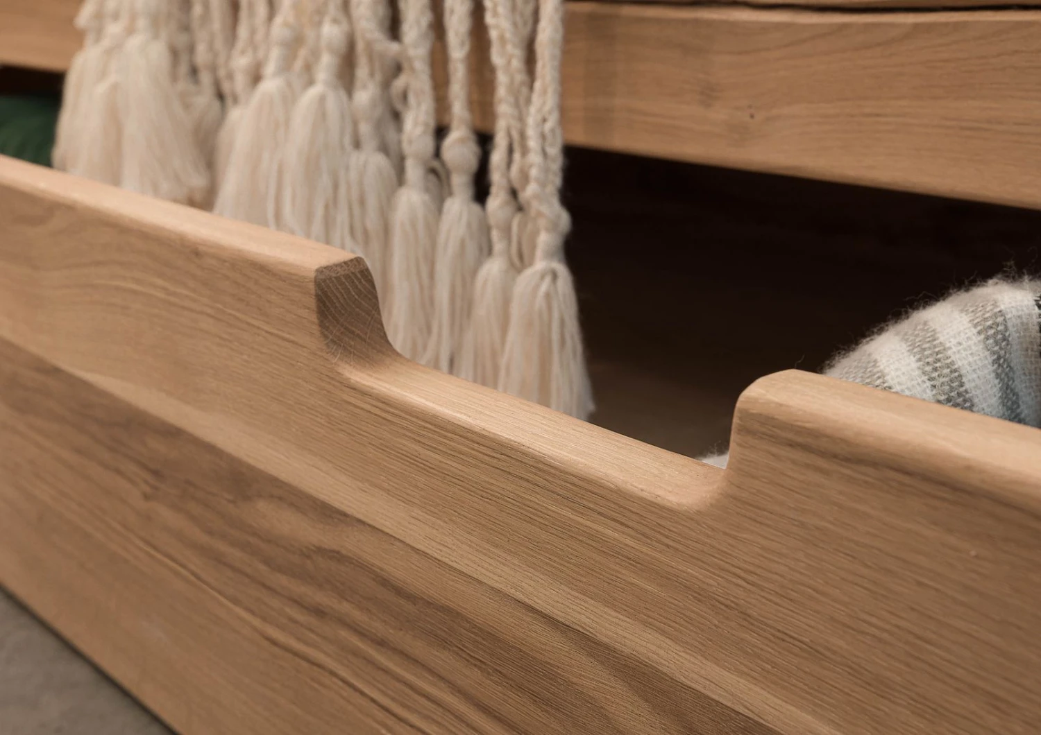 Lit Double Avec Tiroirs 180x200 Chêne Sauvage Huilé Bianco JANGALI #201 5 Lit Double Avec Tiroirs 180x200 Chêne Sauvage Huilé Bianco JANGALI #201 – Image 5