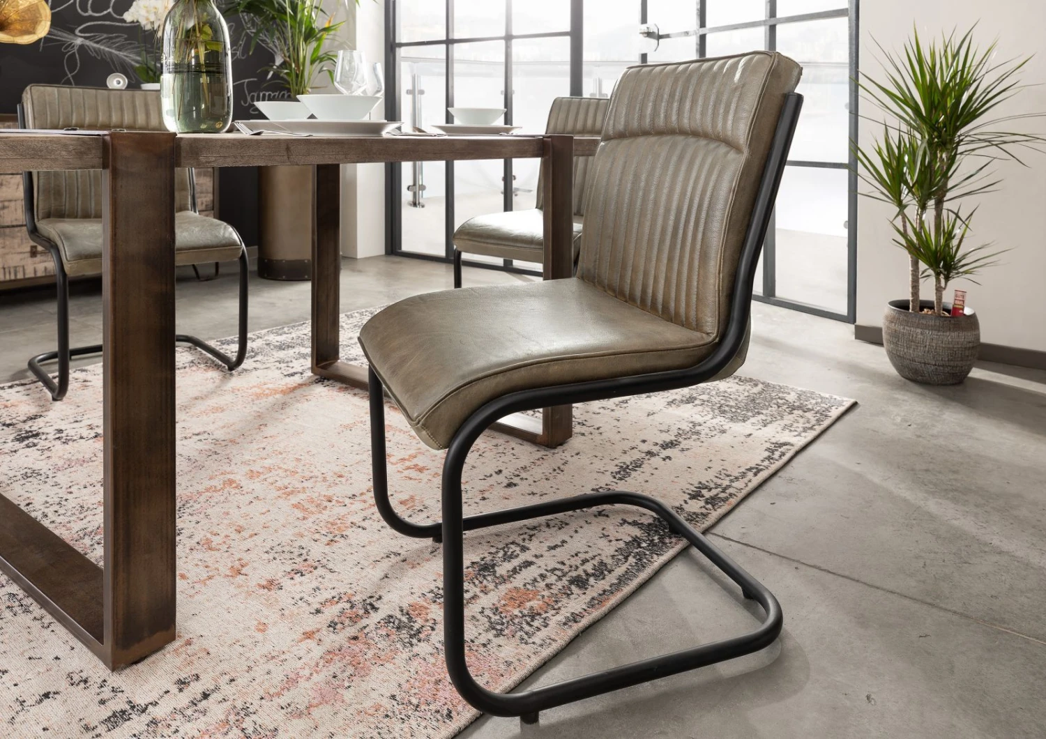 Chaise Cantilever 52x62 Cuir Gris IRON LABEL #04 1 Chaise Cantilever 52x62 Cuir Gris IRON LABEL #04