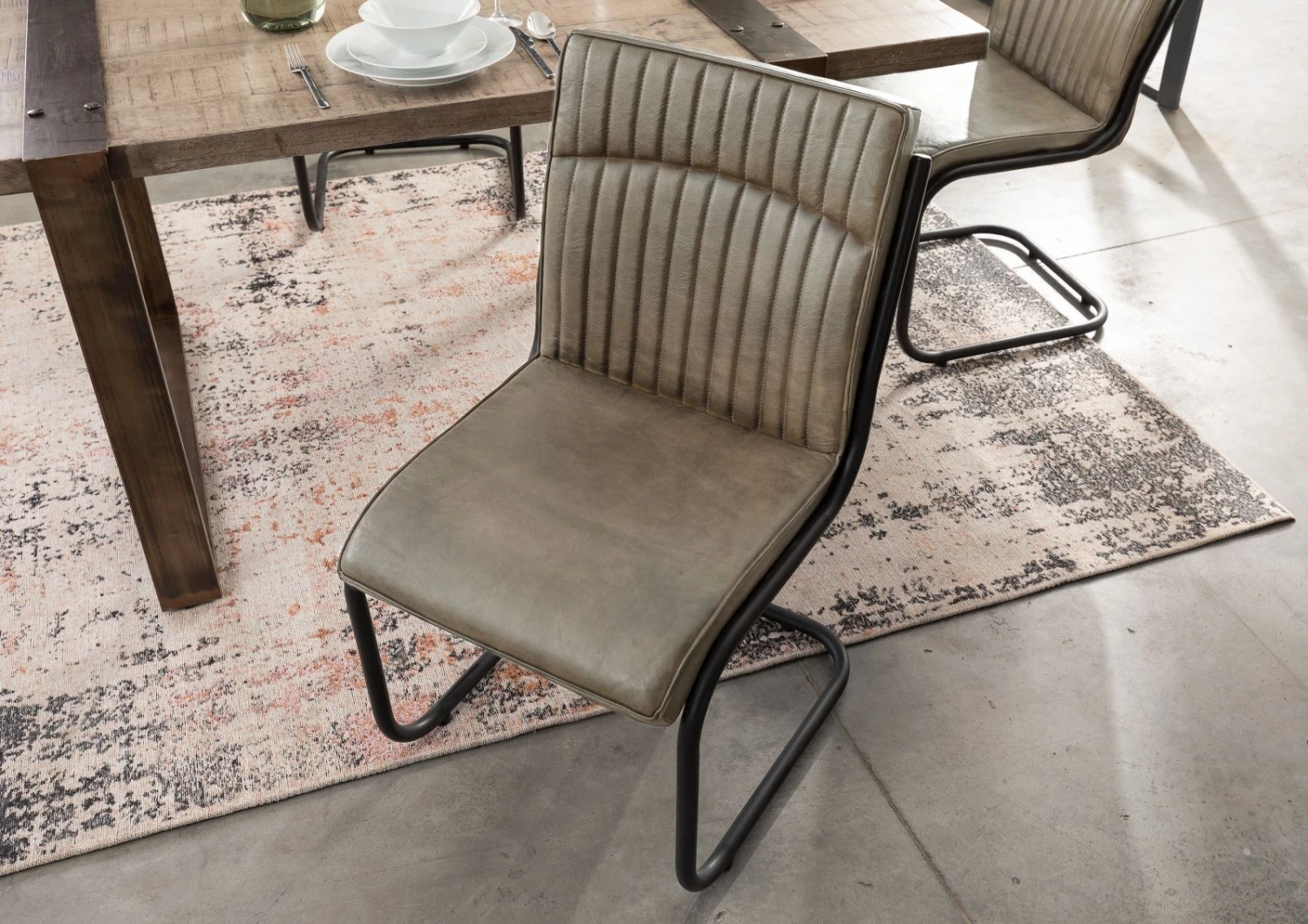 Chaise Cantilever 52x62 Cuir Gris IRON LABEL #04 2 Chaise Cantilever 52x62 Cuir Gris IRON LABEL #04 – Image 2