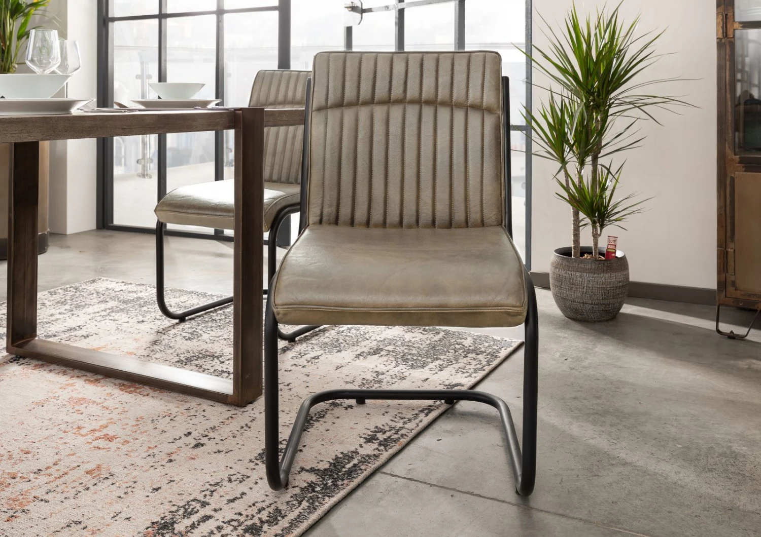 Chaise Cantilever 52x62 Cuir Gris IRON LABEL #04 3 Chaise Cantilever 52x62 Cuir Gris IRON LABEL #04 – Image 3