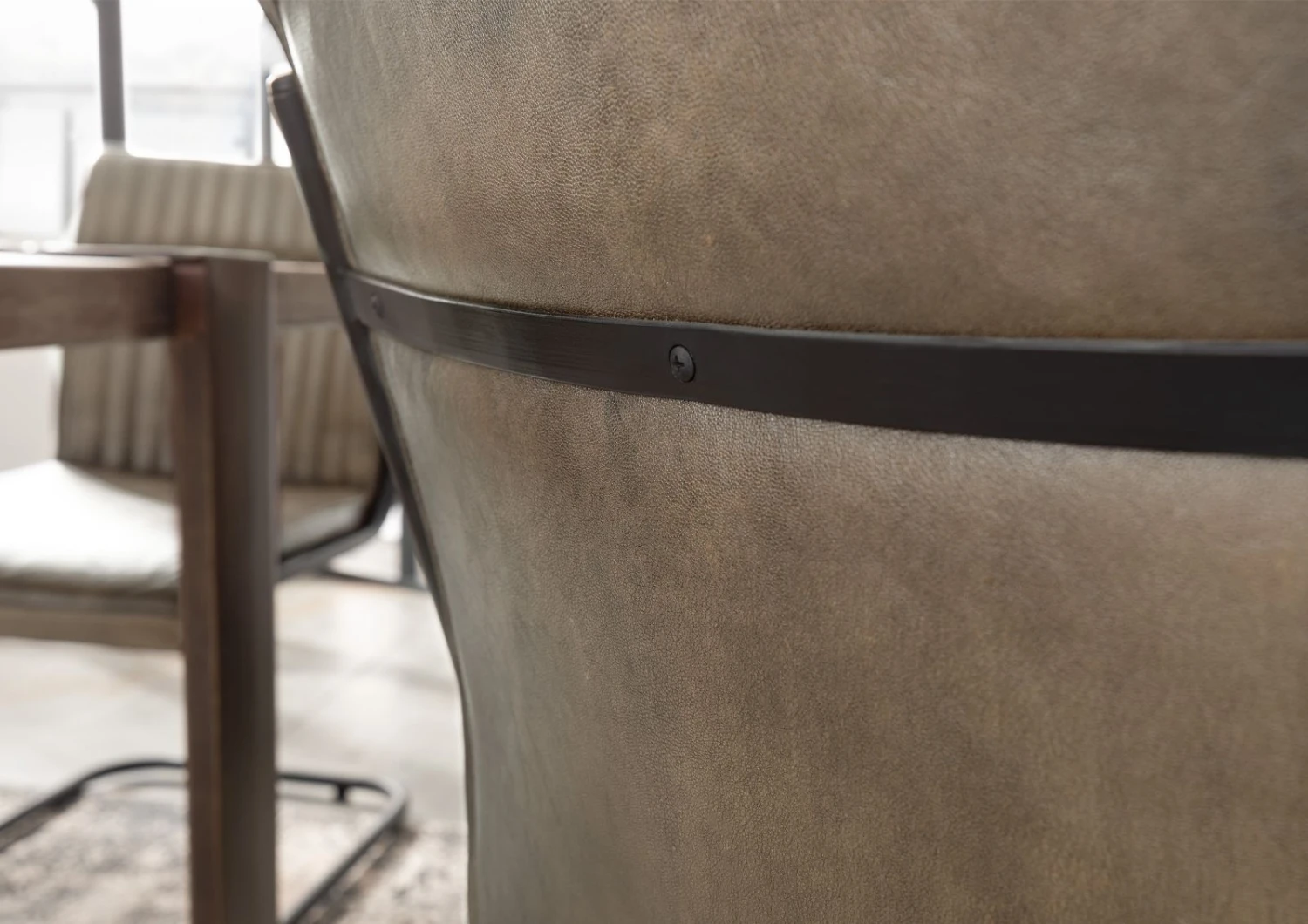 Chaise Cantilever 52x62 Cuir Gris IRON LABEL #04 6 Chaise Cantilever 52x62 Cuir Gris IRON LABEL #04 – Image 6