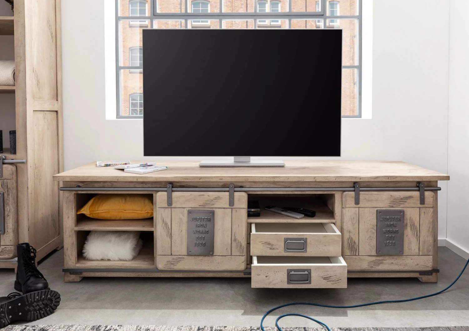 Meuble TV 200x55 Manguier Laqué Blanchi RAILWAY #348 4 Meuble TV 200x55 Manguier Laqué Blanchi RAILWAY #348 – Image 4