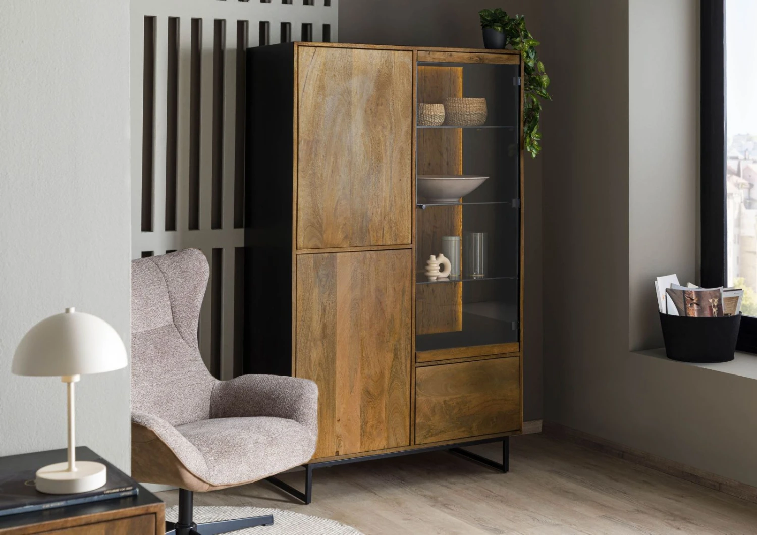 Vitrine En Bois De Manguier / Bois De Récupération 110x47x182 Noir / Naturel Laqué DAVIS #31 2 Vitrine En Bois De Manguier / Bois De Récupération 110x47x182 Noir / Naturel Laqué DAVIS #31 – Image 2