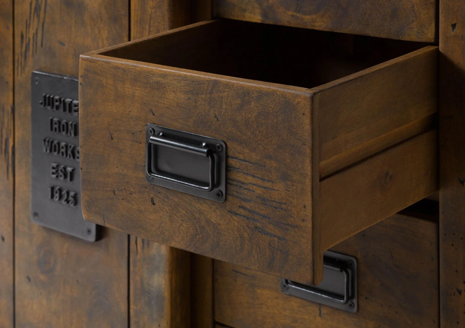Commode En Bois De Manguier Huilé RAILWAY #403 5 Commode En Bois De Manguier Huilé RAILWAY #403 – Image 5