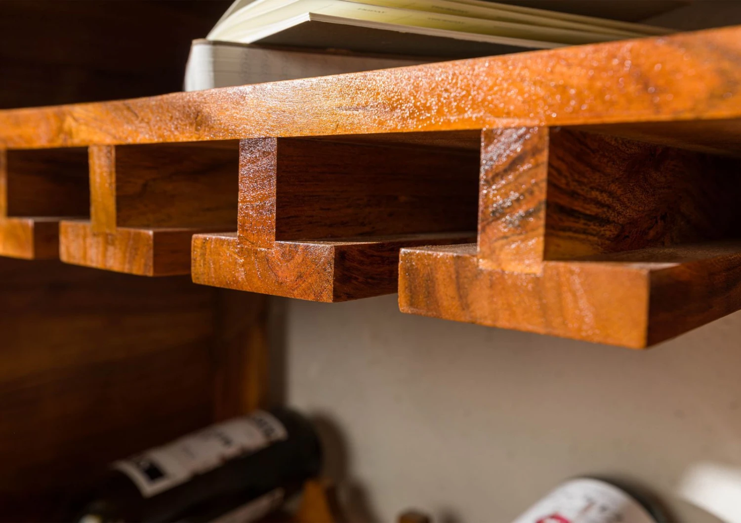 Étagère à Vin 67x35 Acacia Laqué Miel OXFORD #0533 4 Étagère à Vin 67x35 Acacia Laqué Miel OXFORD #0533 – Image 4