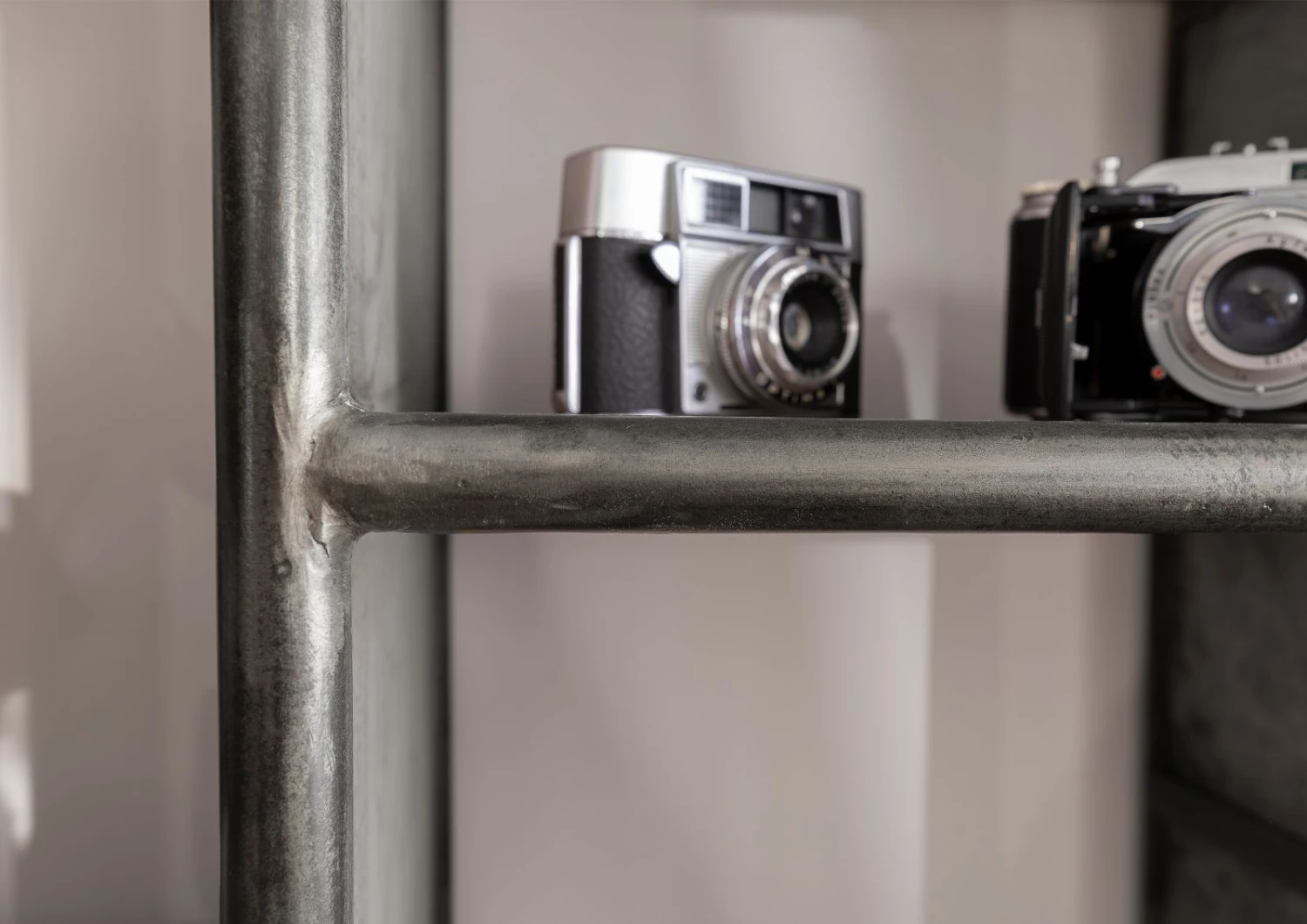 Étagère 90x40 Manguier Laqué Gris HEAVY INDUSTRY #107 5 Étagère 90x40 Manguier Laqué Gris HEAVY INDUSTRY #107 – Image 5