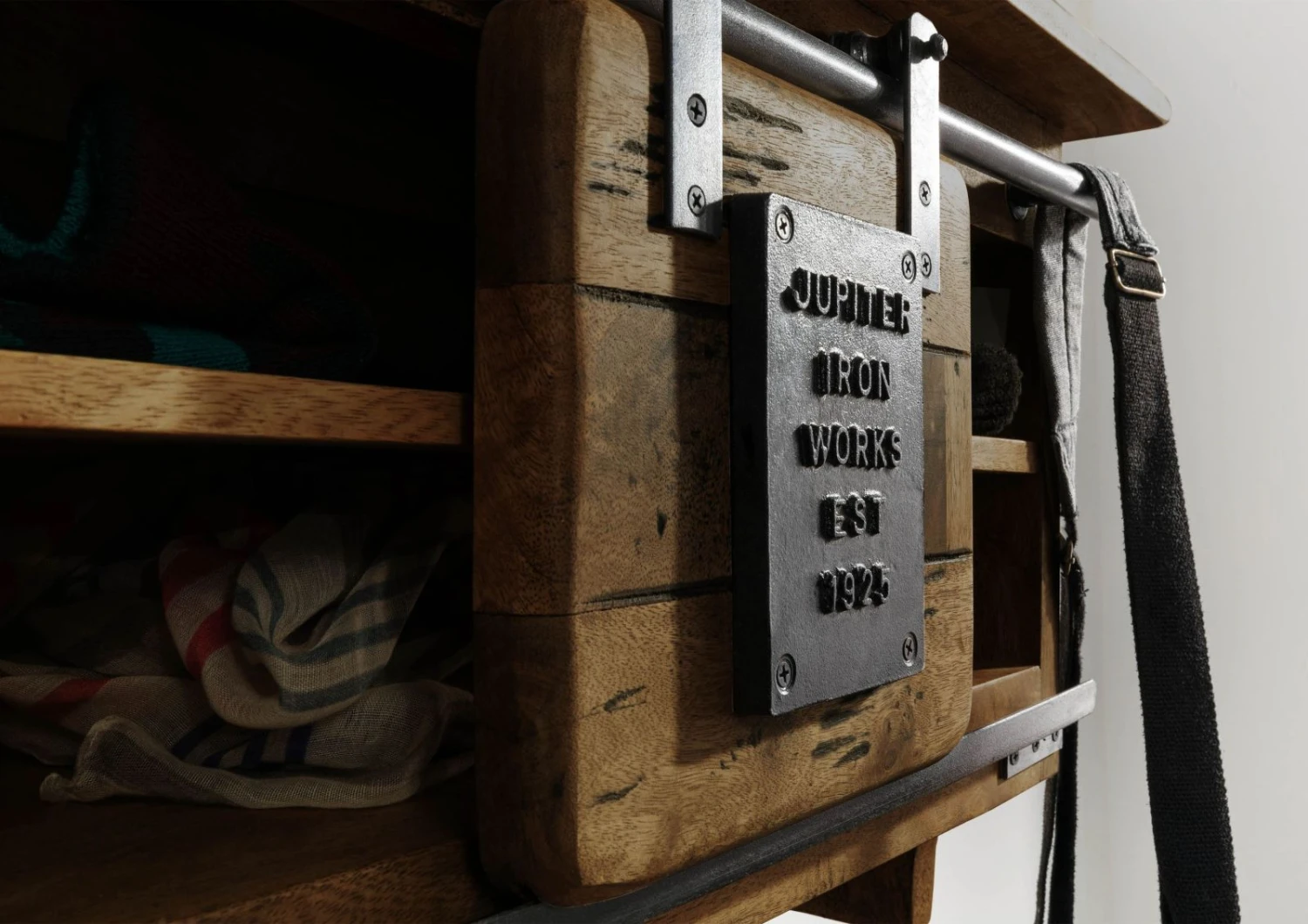 Porte Manteau Mural En Bois D' Acacia Huilé RAILWAY #459 5 Porte Manteau Mural En Bois D' Acacia Huilé RAILWAY #459 – Image 5