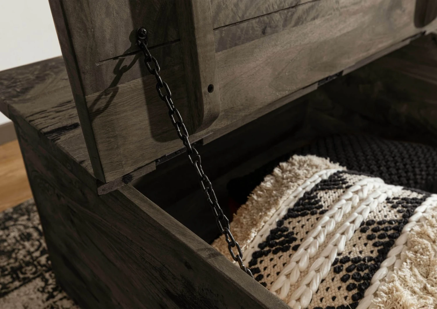 Coffre 90x90 Manguier Laqué Gris RAILWAY #264 5 Coffre 90x90 Manguier Laqué Gris RAILWAY #264 – Image 5