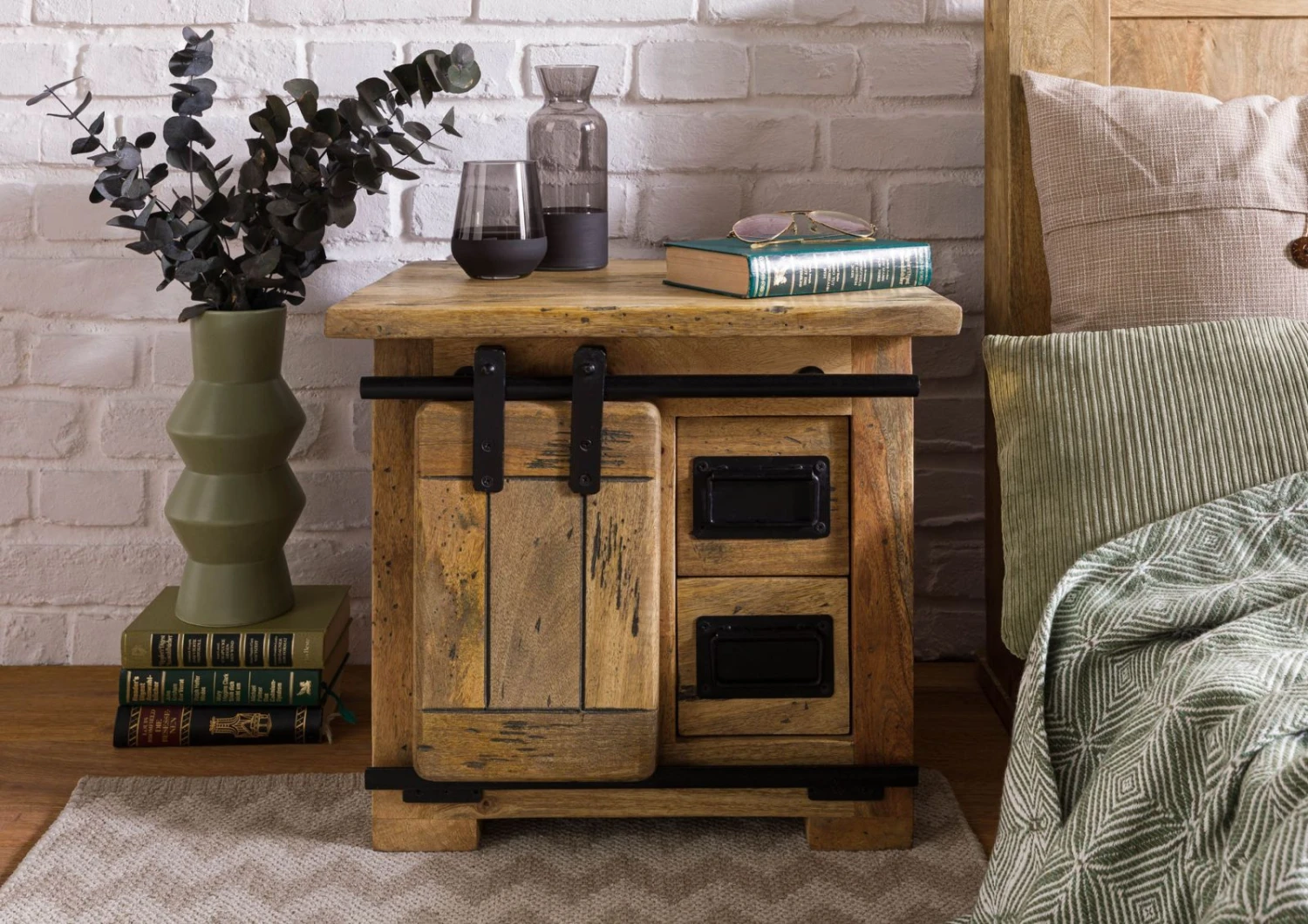 Table De Nuit En Bois De Manguier Laqué Brun Clair RAILWAY #1012 3 Table De Nuit En Bois De Manguier Laqué Brun Clair RAILWAY #1012 – Image 3