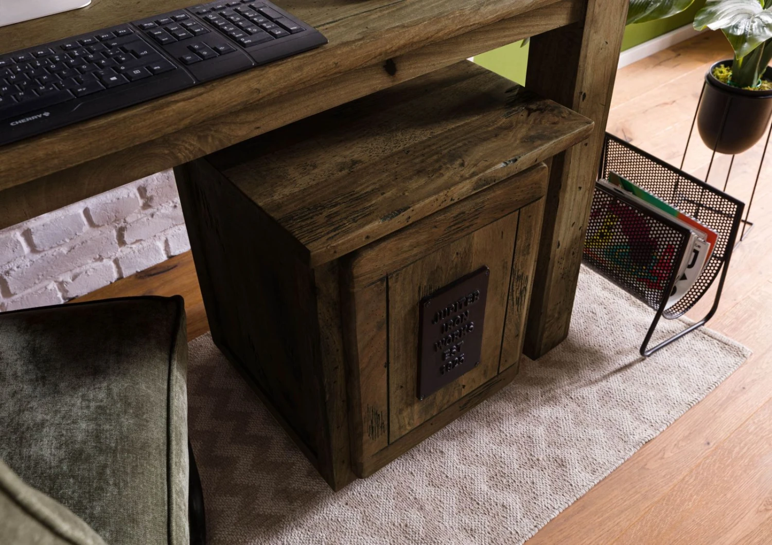 Table De Nuit En Bois De Manguier Laqué Marron RAILWAY #3002 2 Table De Nuit En Bois De Manguier Laqué Marron RAILWAY #3002 – Image 2